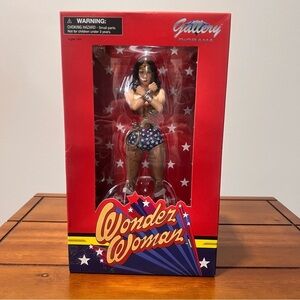 DC GALLERY DIORAMA Wonder Woman PVC Figure by Diamond Select Toys
